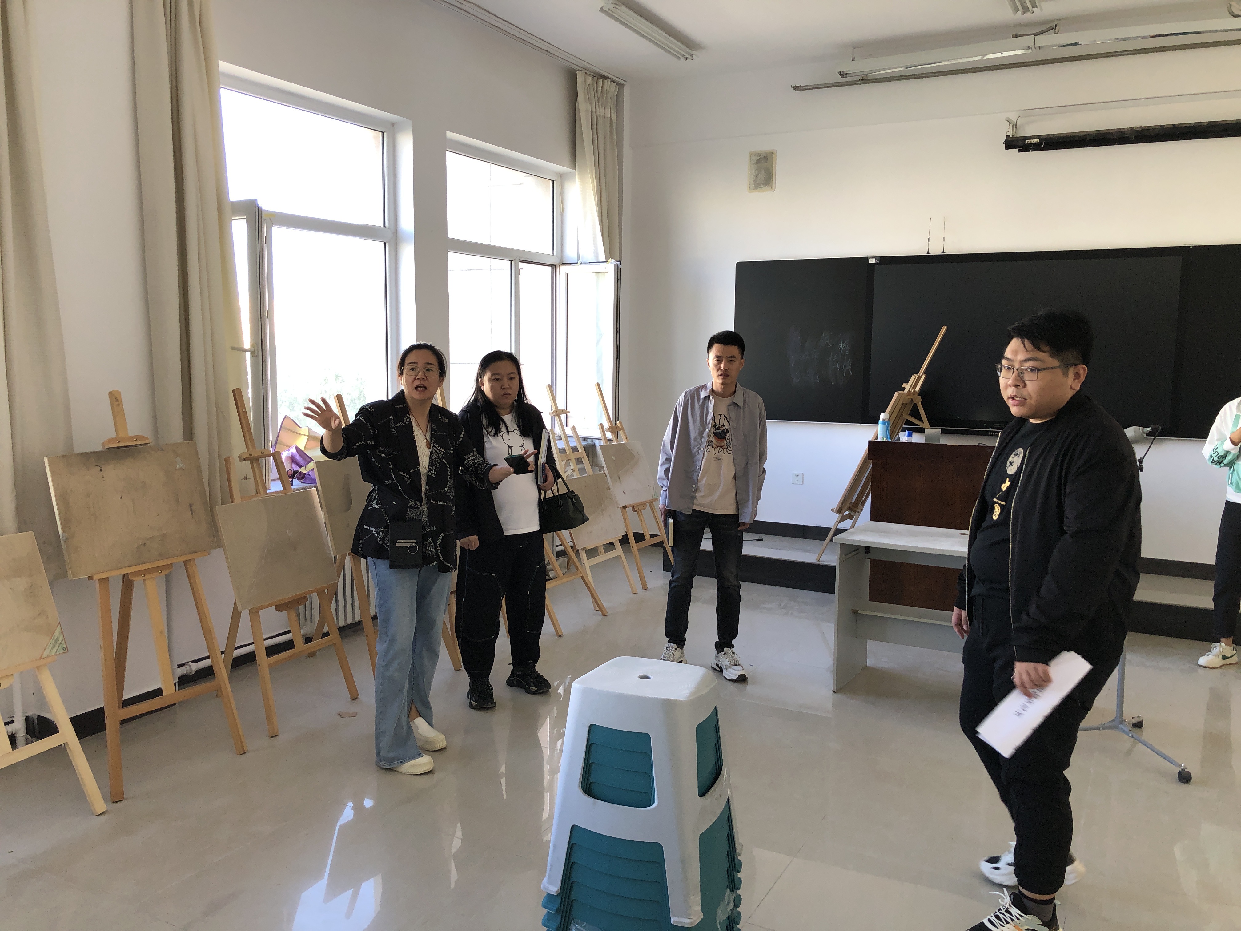 李主任向导实验员检查实训室