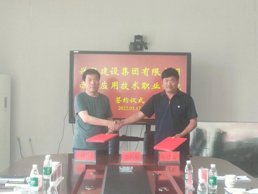 图片包括 室内, 男子, 前, 站

形貌已自动天生