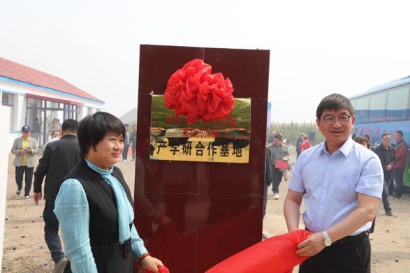 图3  李阁君院长与巴林右旗副旗长杨燕燕女士配合为“mg冰球突破豪华版试玩畜牧兽医系产学研相助基地”揭牌